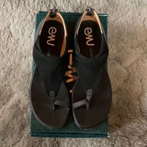 Emu Yarra 8.5 NIB suede and leather black sandal